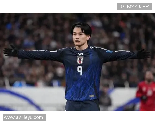 上田绮世状态火热半场梅开二度助力球队领跑荷甲射手榜